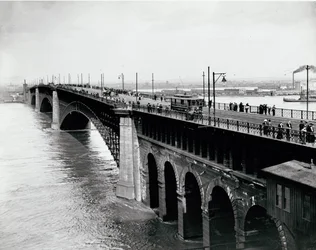 Circulation piétonne et de tramways sur le pont Eads pendant l